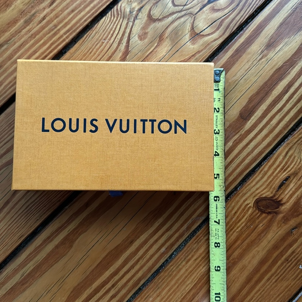 Louis Vuitton • Box (wallet size)